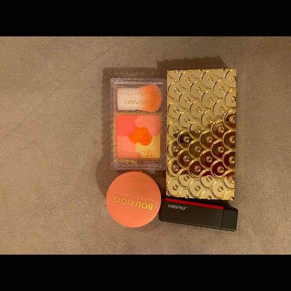 Eyeshadow and blush - Picture 2 of 2